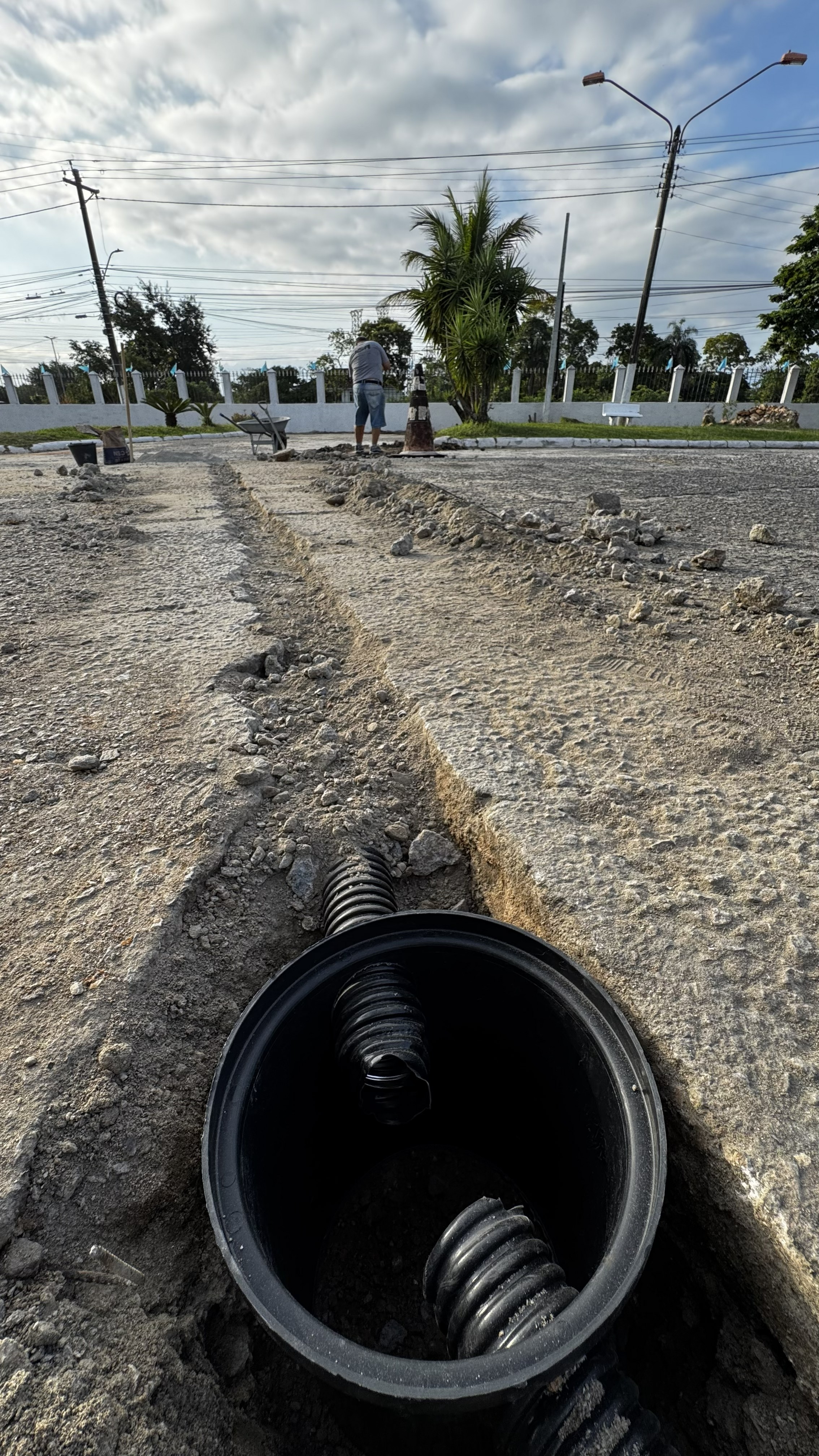 Instalação de caixa de passagem e duto corrugado subterrâneo para infraestrutura elétrica