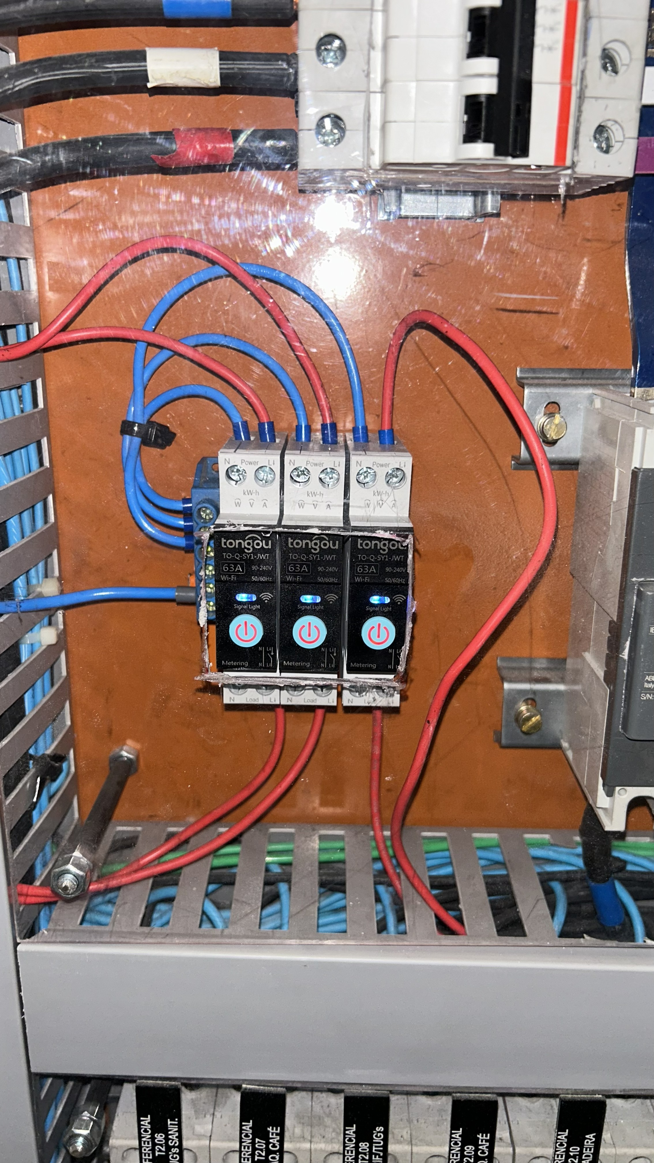 Painel elétrico de automação com contatores e módulos inteligentes montados em placa de montagem