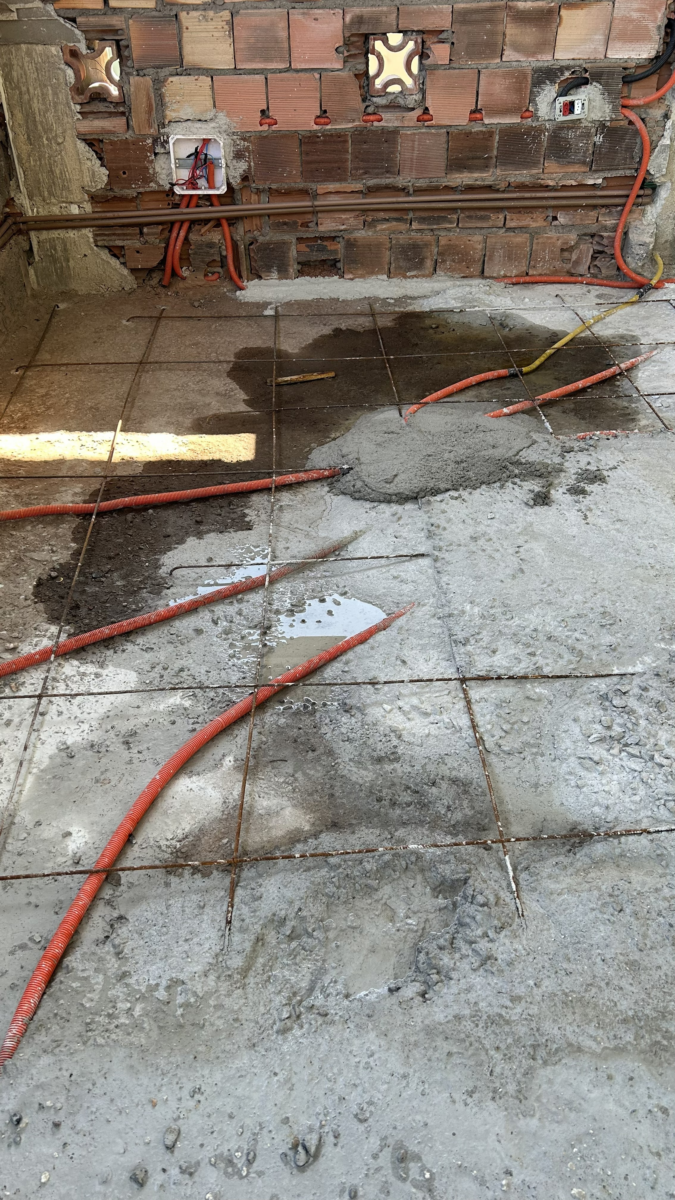 Profissional realizando manutenção elétrica