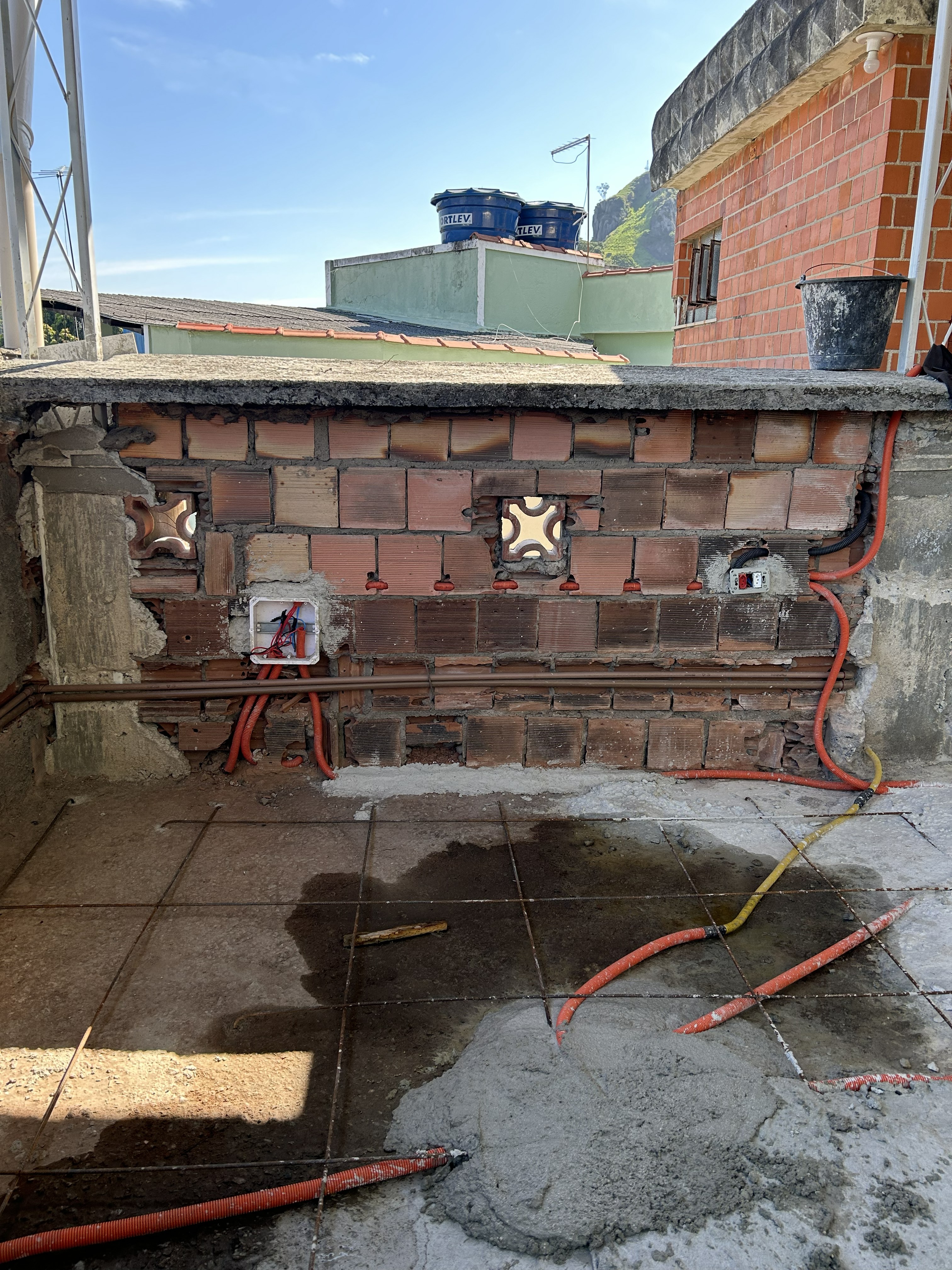 Infraestrutura elétrica com conduítes chumbados em mureta de alvenaria
