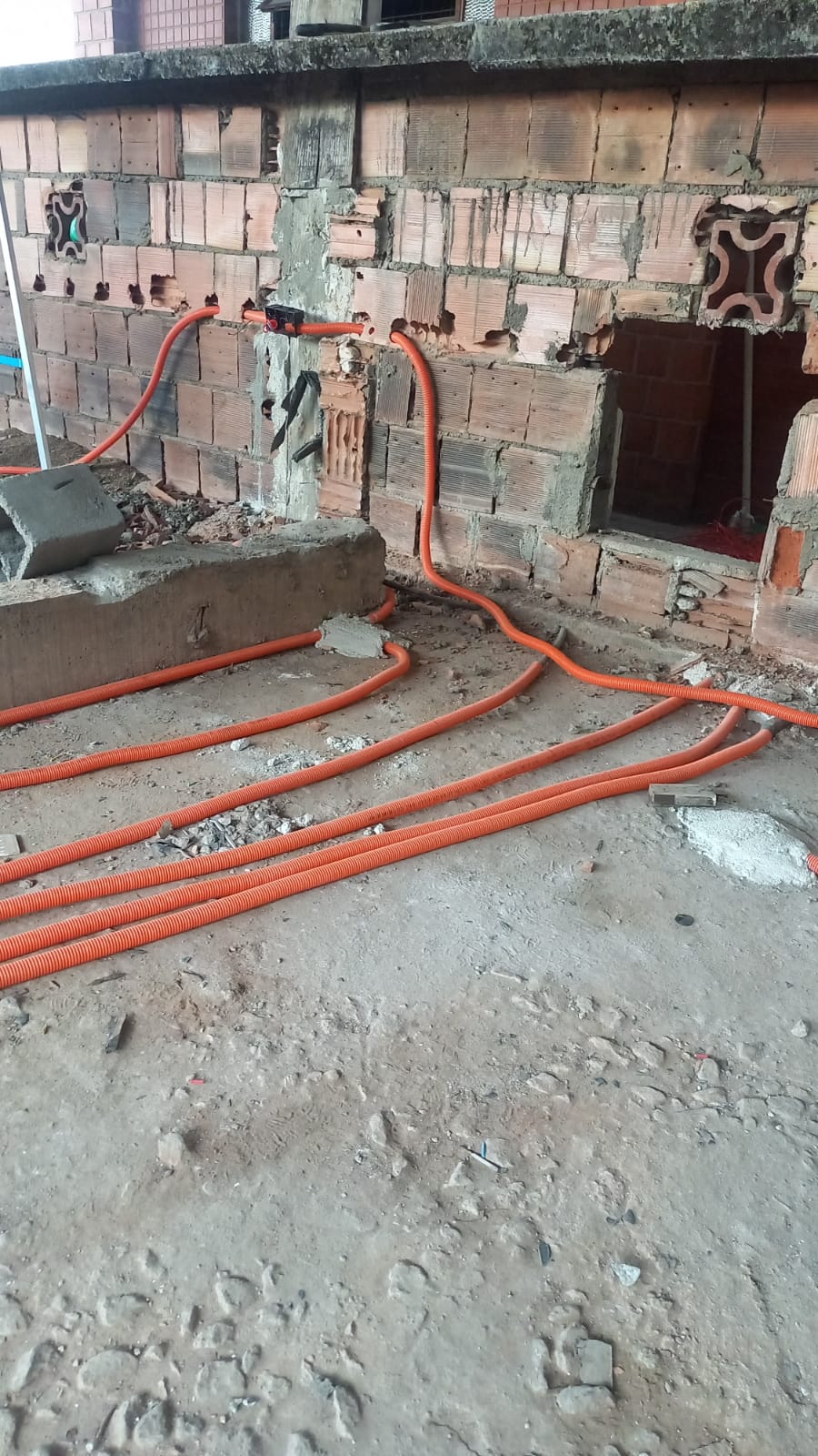 Infraestrutura elétrica com conduítes chumbados em mureta de alvenaria