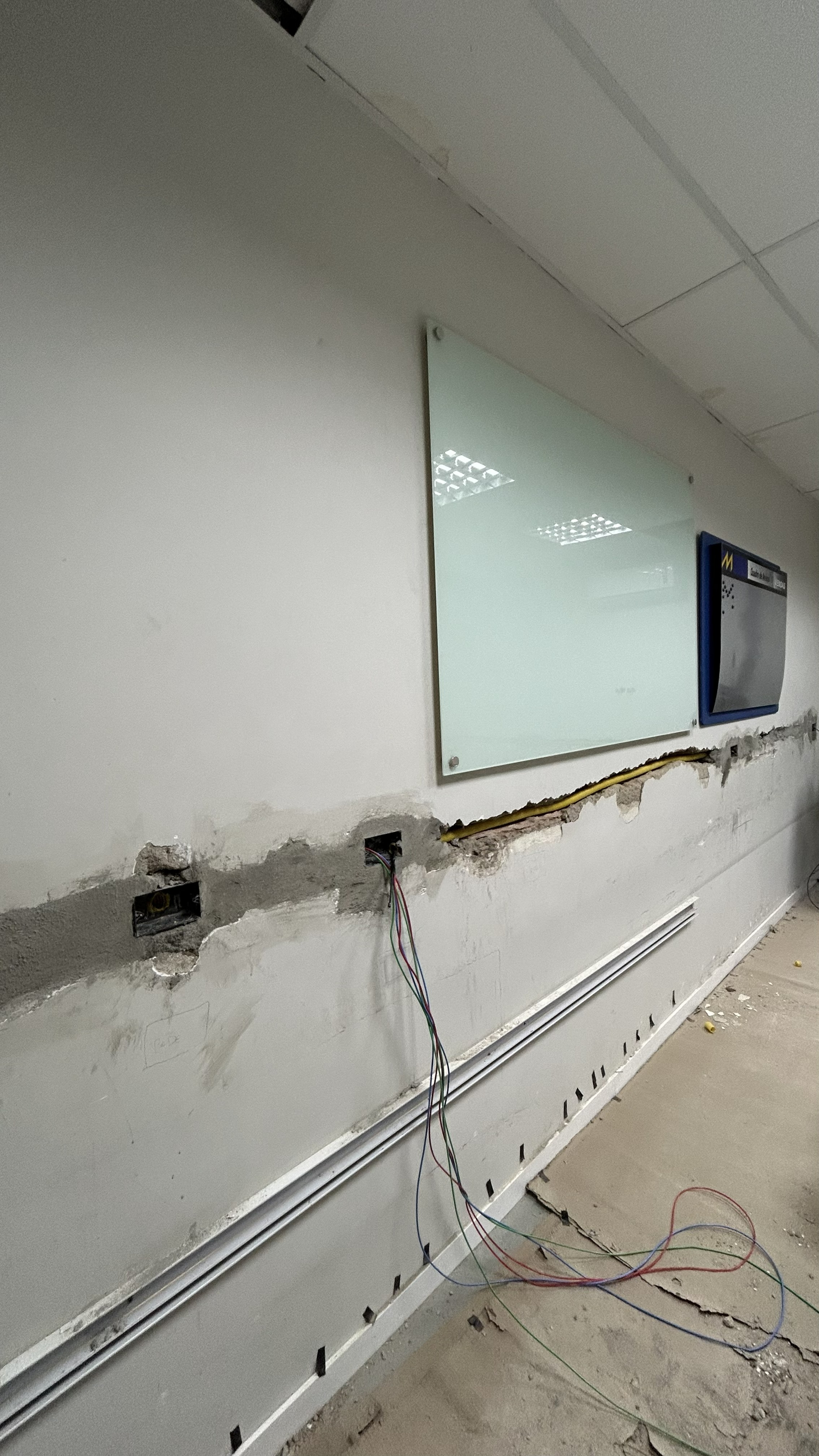 Infraestrutura elétrica com conduítes chumbados em mureta de alvenaria