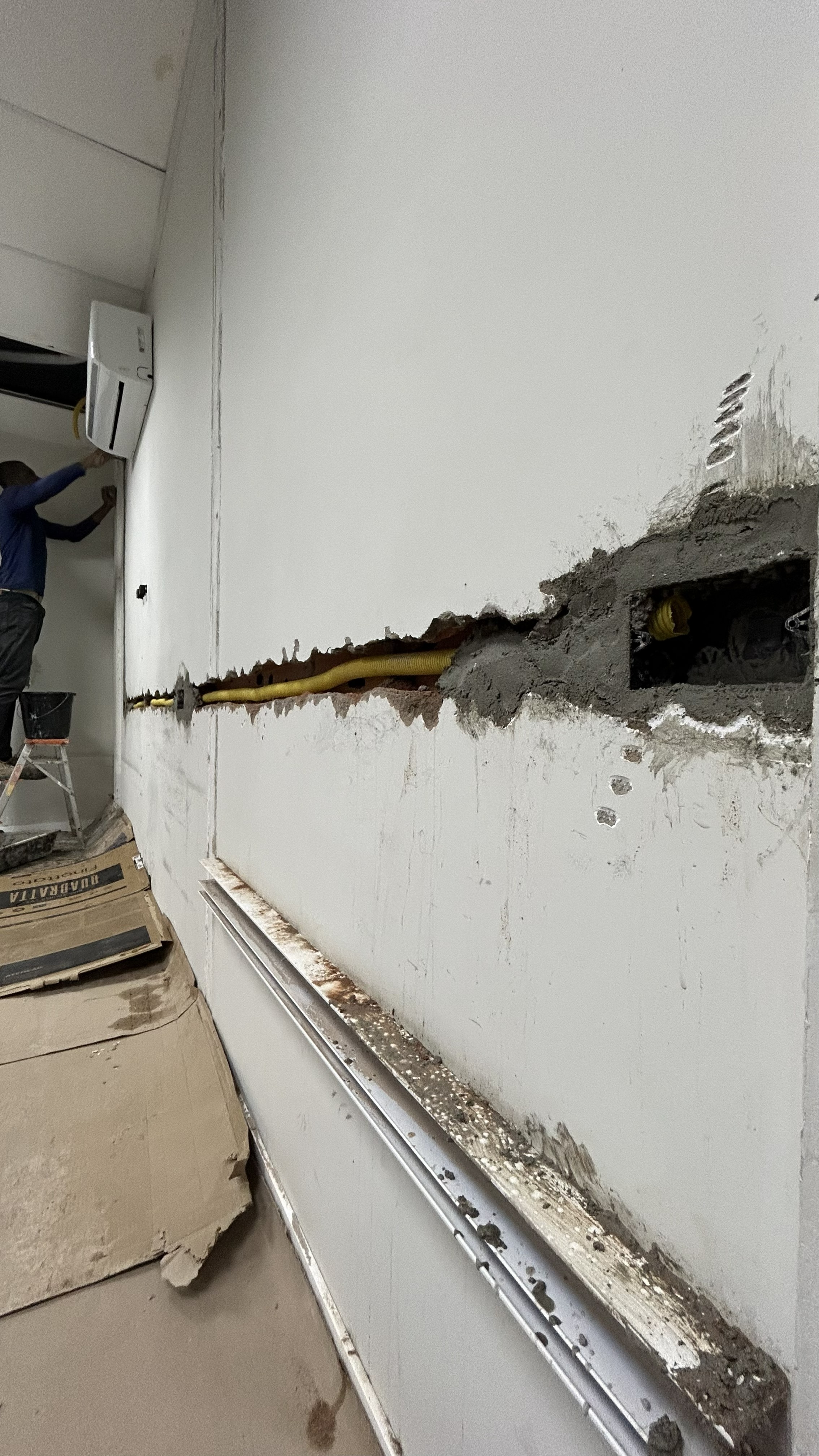 Rasgo horizontal em parede de alvenaria para tubulação elétrica embutida