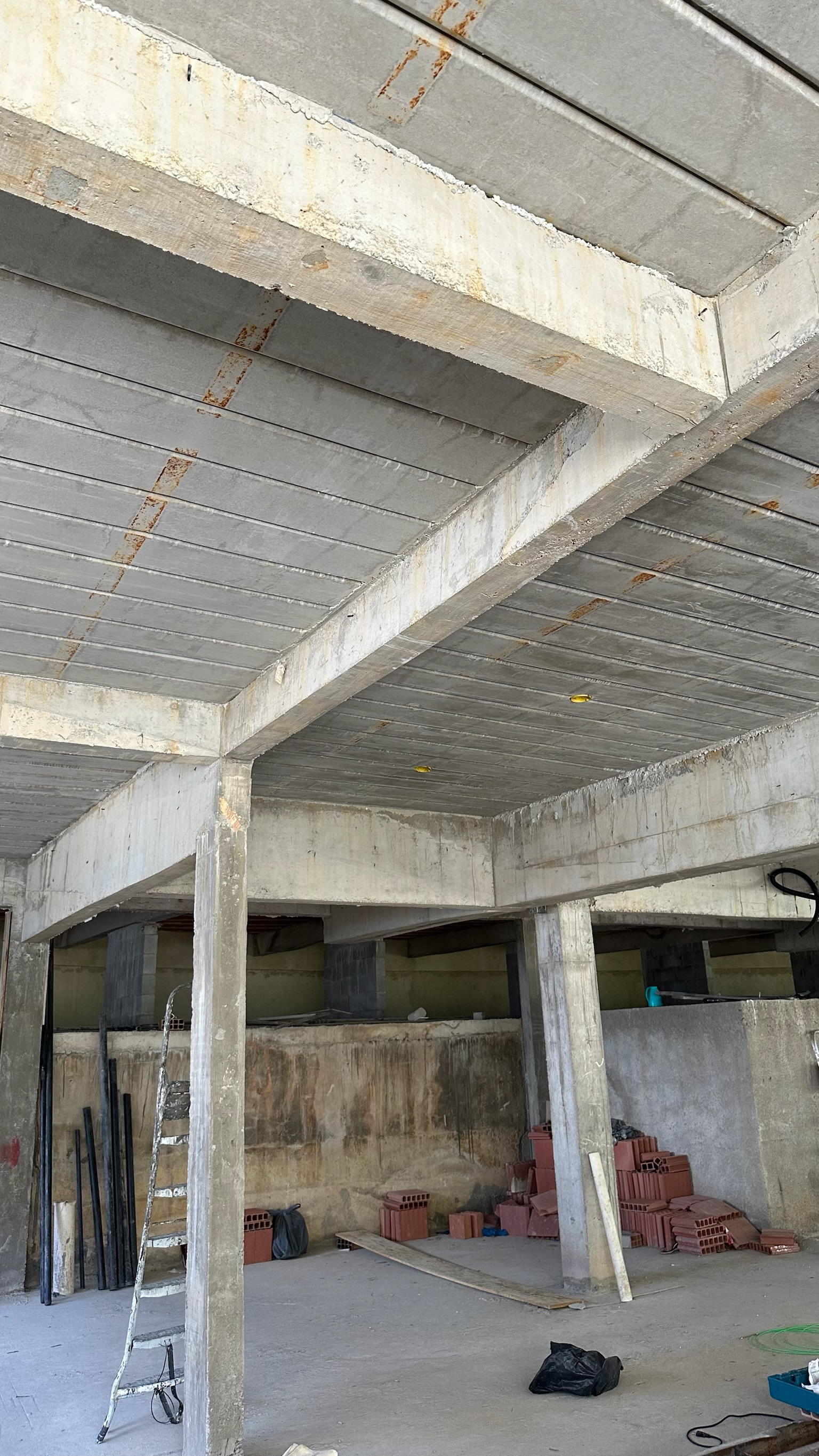 Obra comercial em concreto armado pronta para receber infraestrutura elétrica