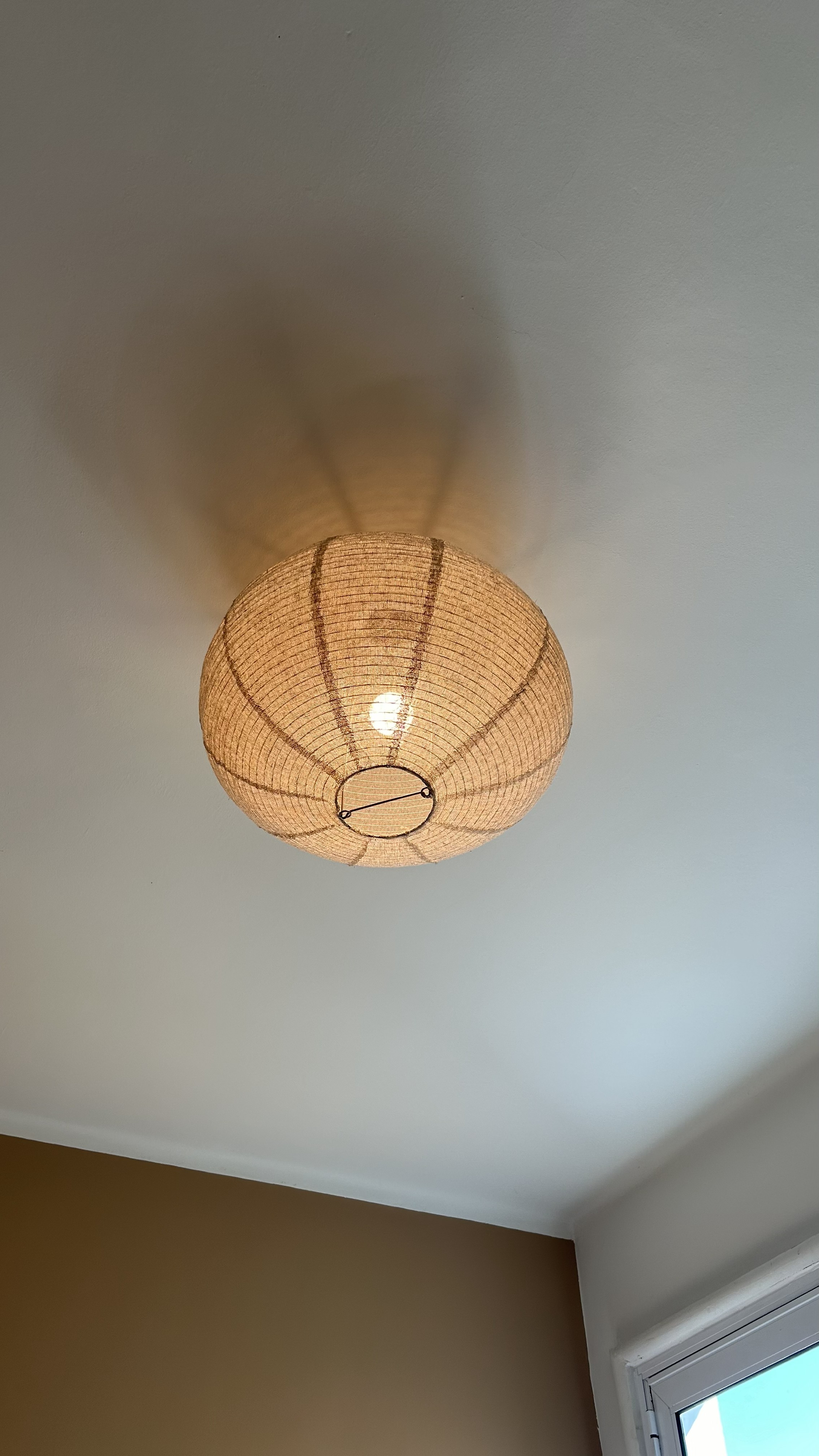 Luminária plafon decorativa instalada no teto de quarto residencial