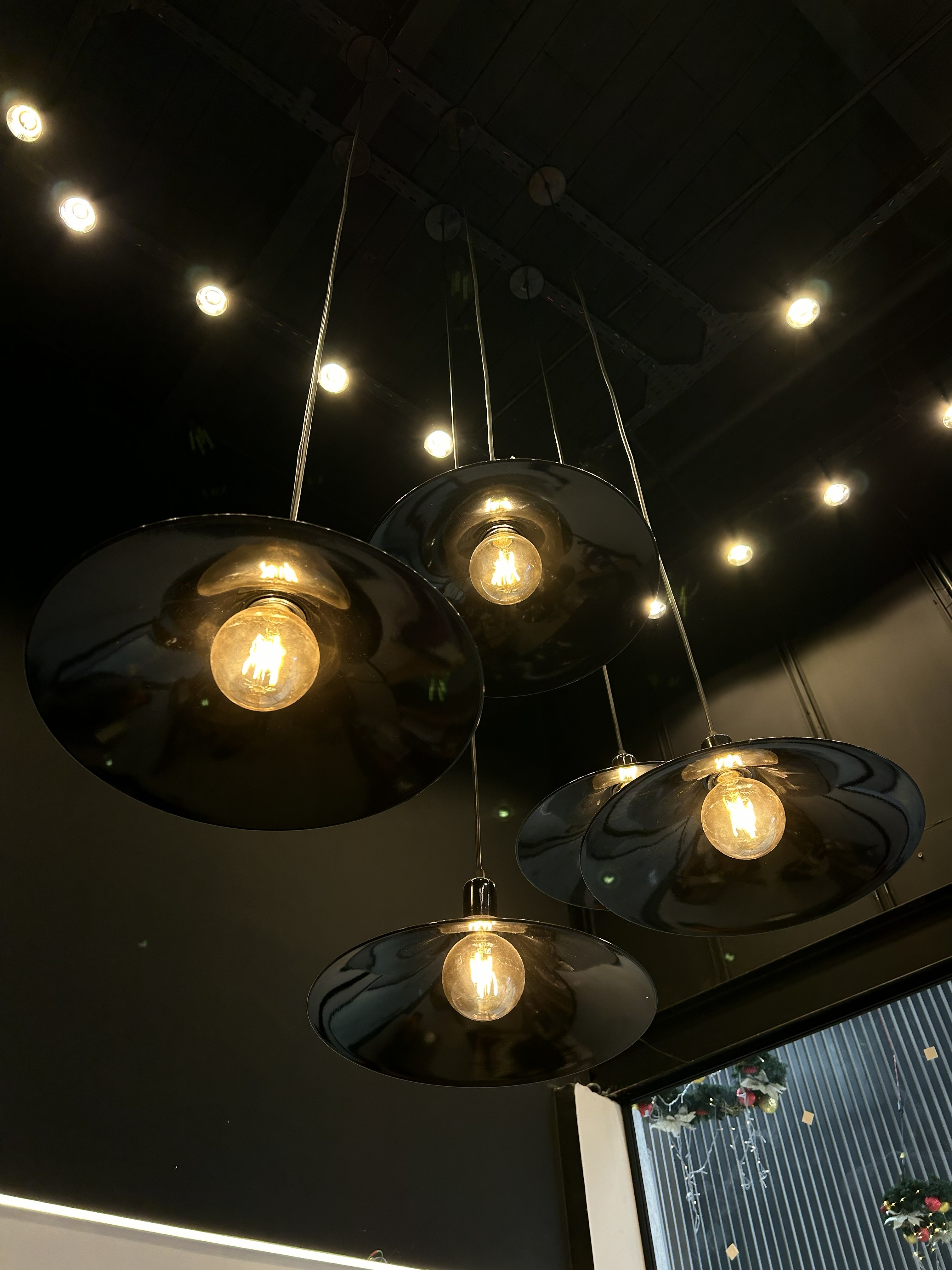 Luminária plafon decorativa instalada no teto de quarto residencial