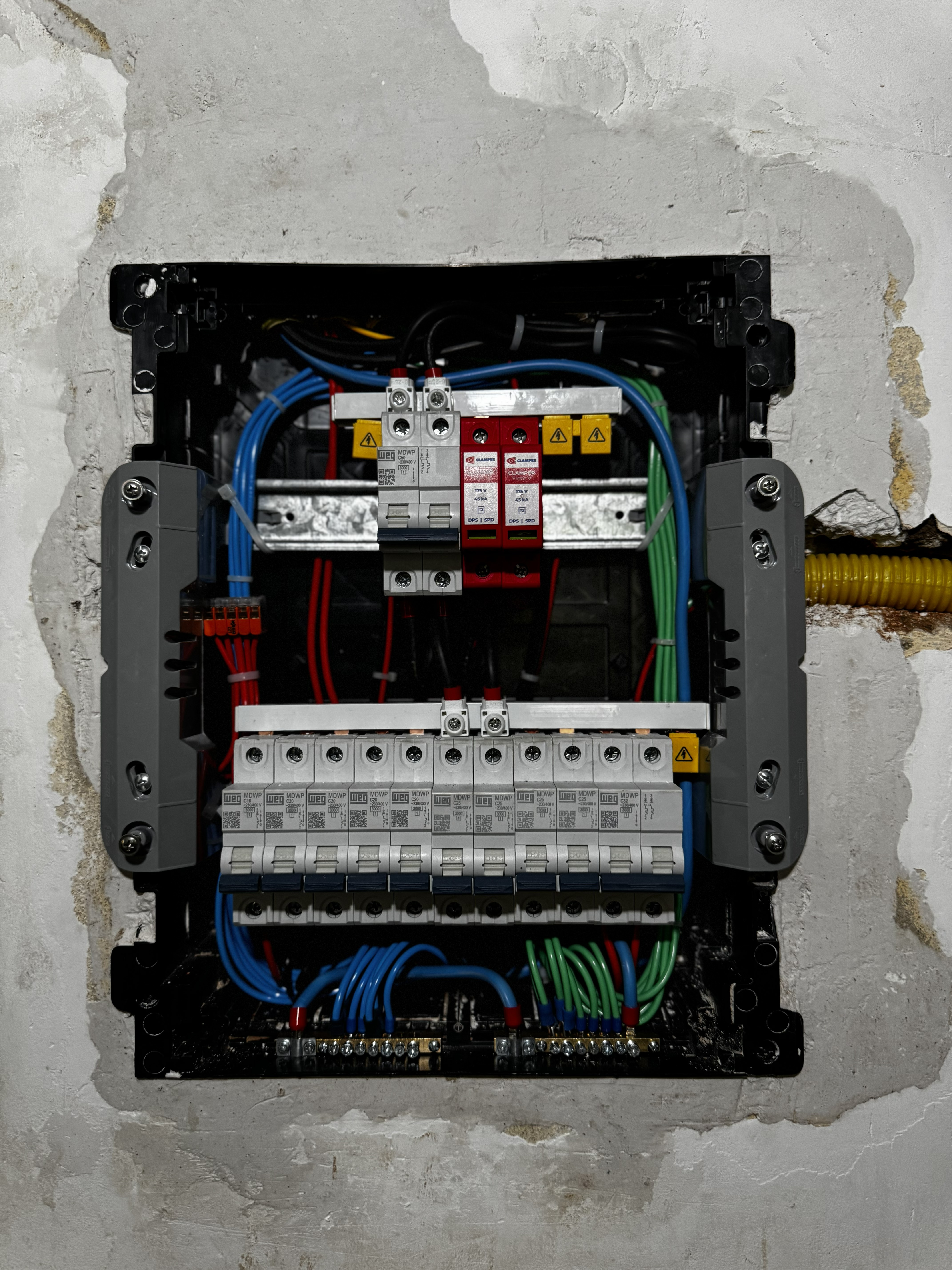 Quadro de disjuntores elétricos montado e identificado