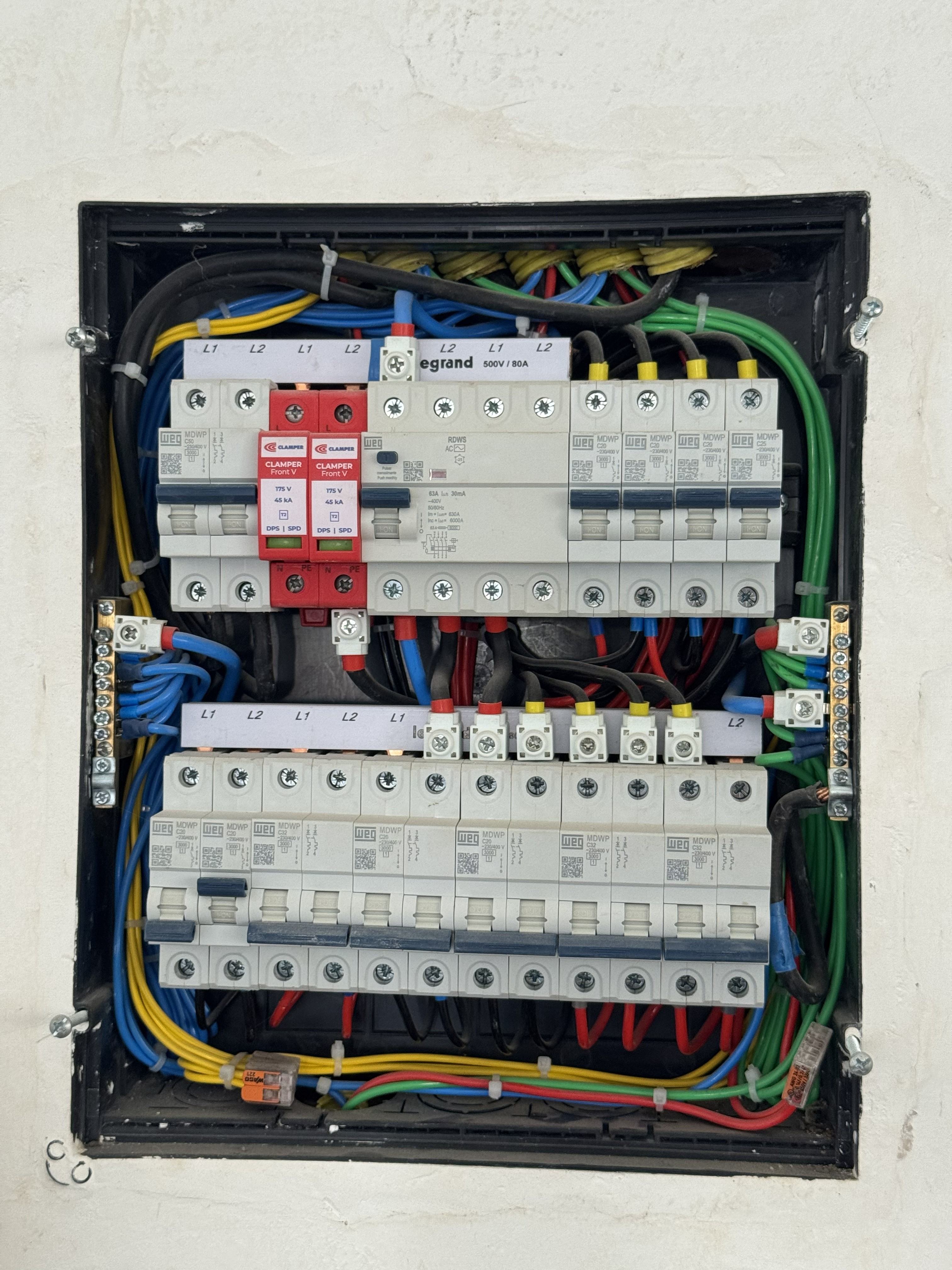 Quadro de disjuntores elétricos montado e identificado