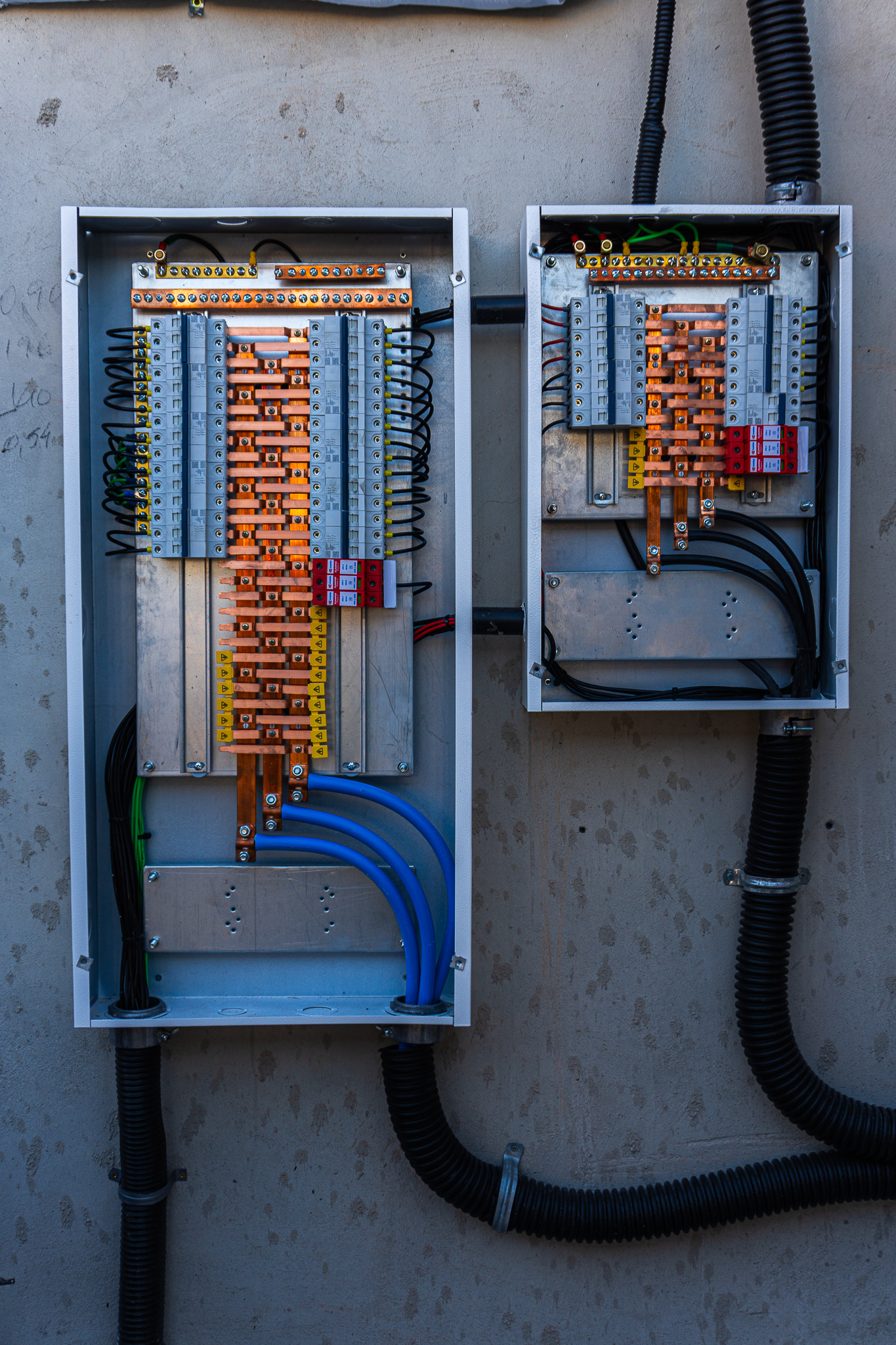 Conjunto de quadros elétricos industriais interligados em alvenaria