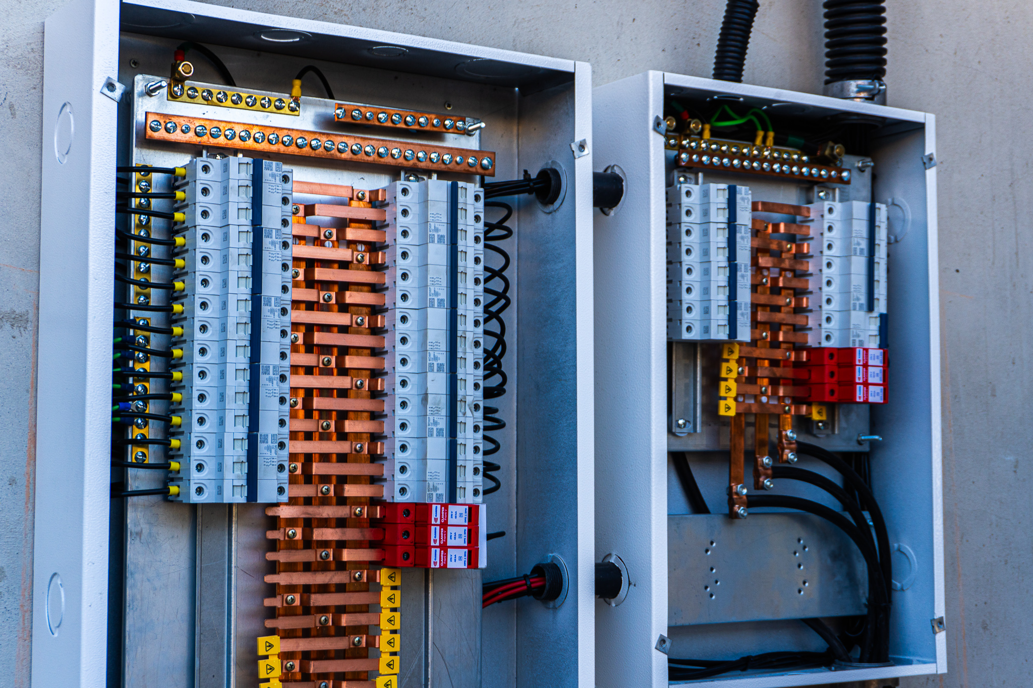 Conjunto de quadros elétricos industriais interligados em alvenaria