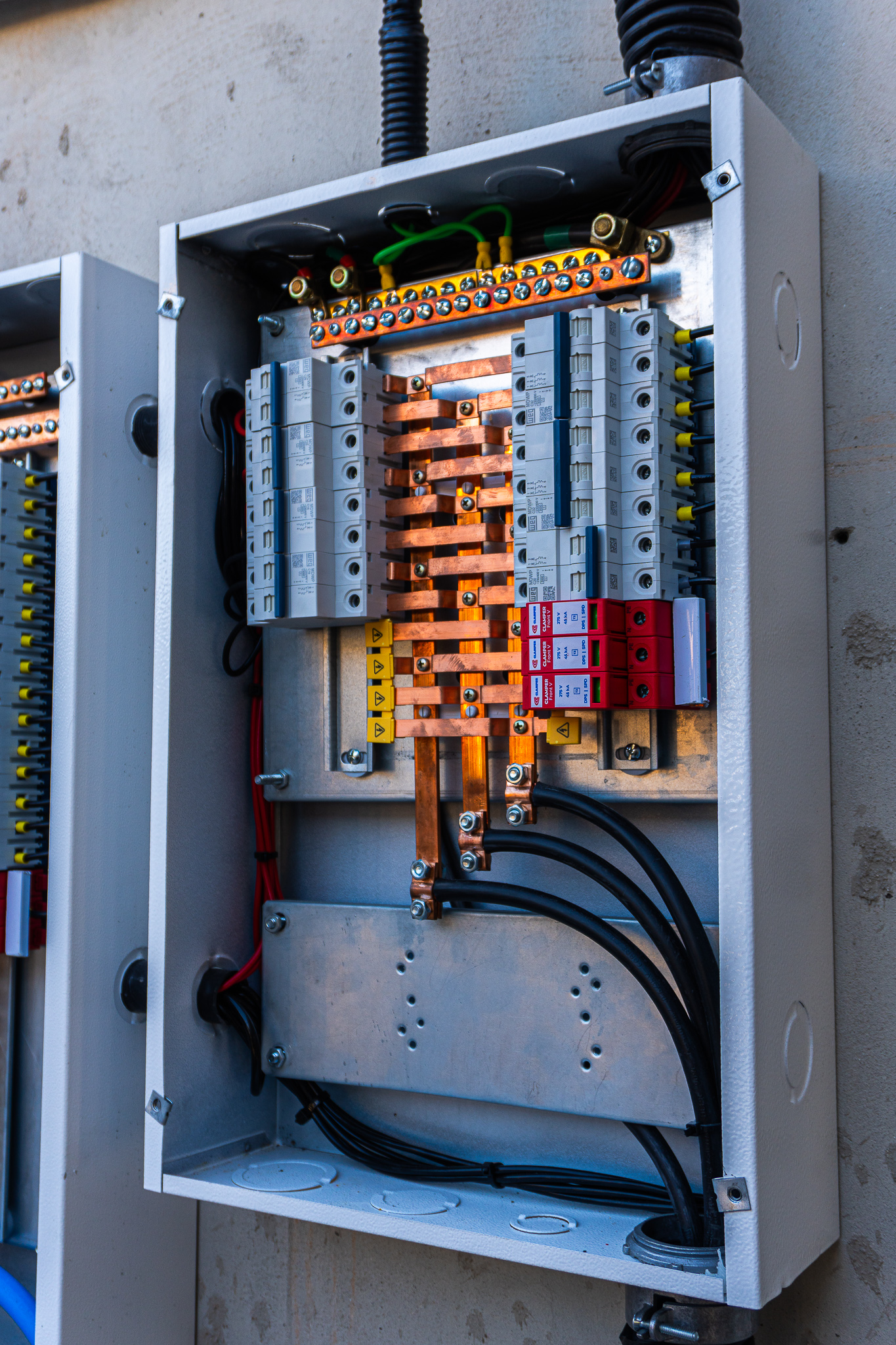 Conjunto de quadros elétricos industriais interligados em alvenaria