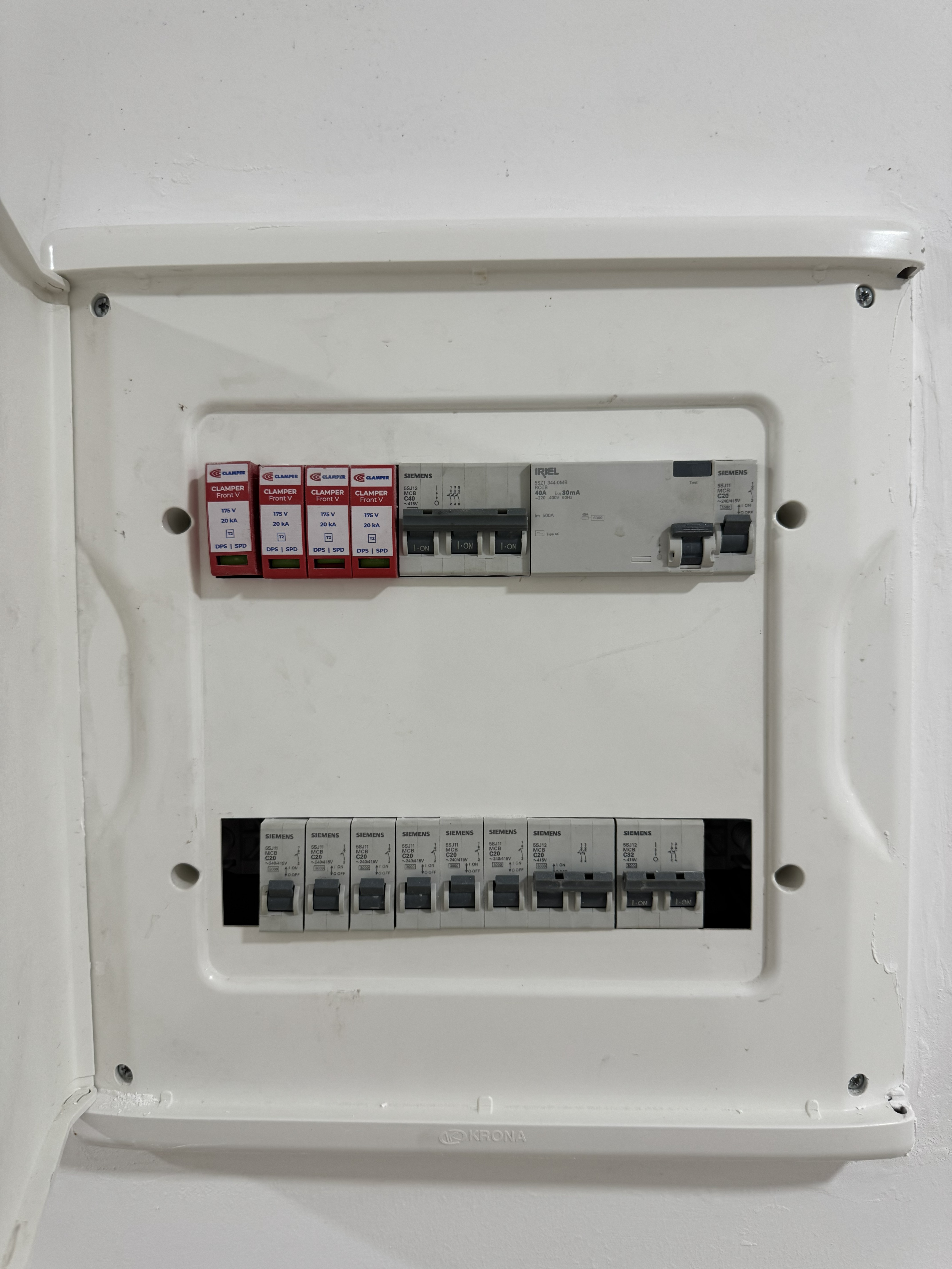 Quadro de distribuição fechado com tampa de proteção e acabamento em parede
