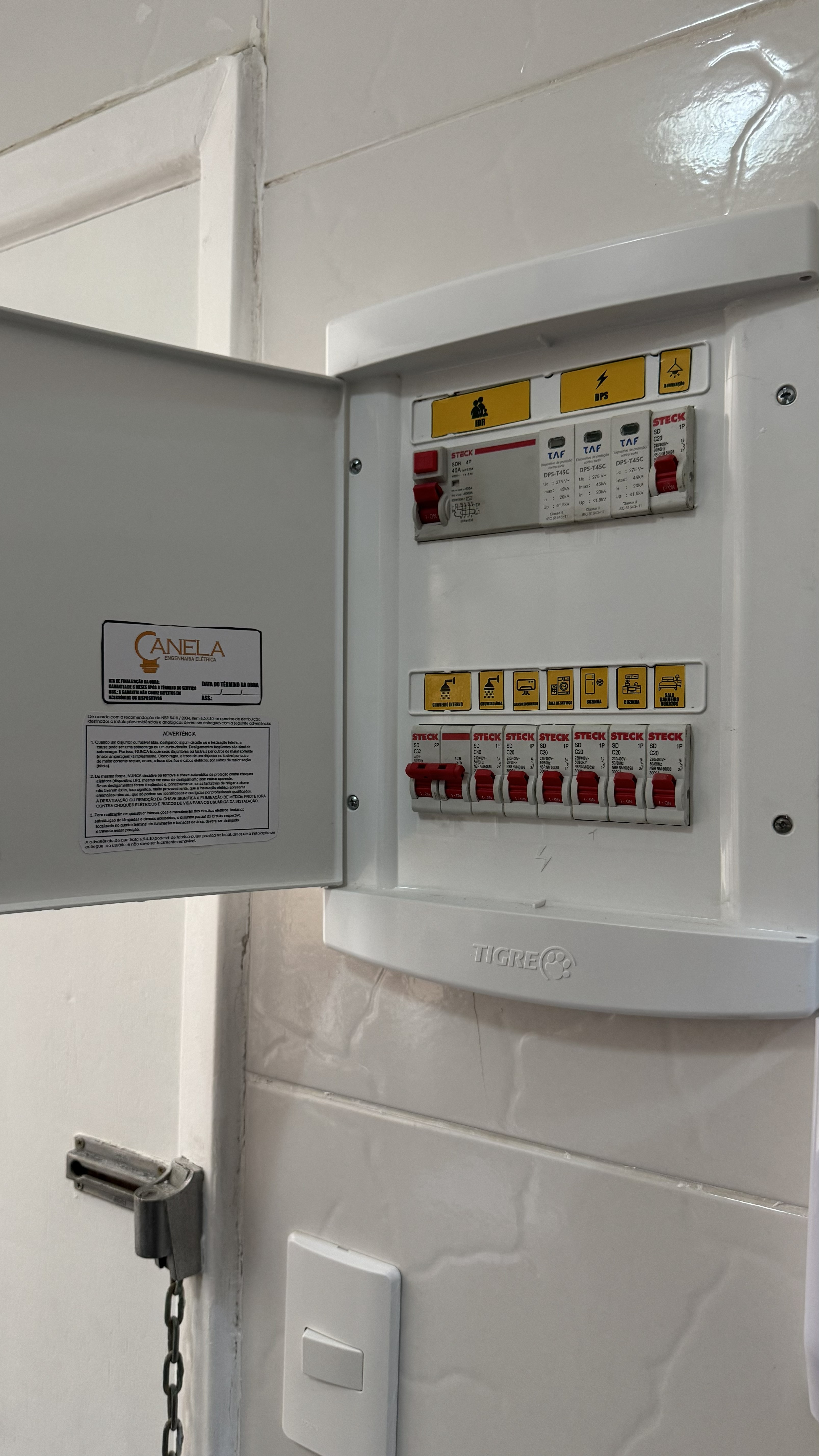 Quadro de distribuição fechado com tampa de proteção e acabamento em parede