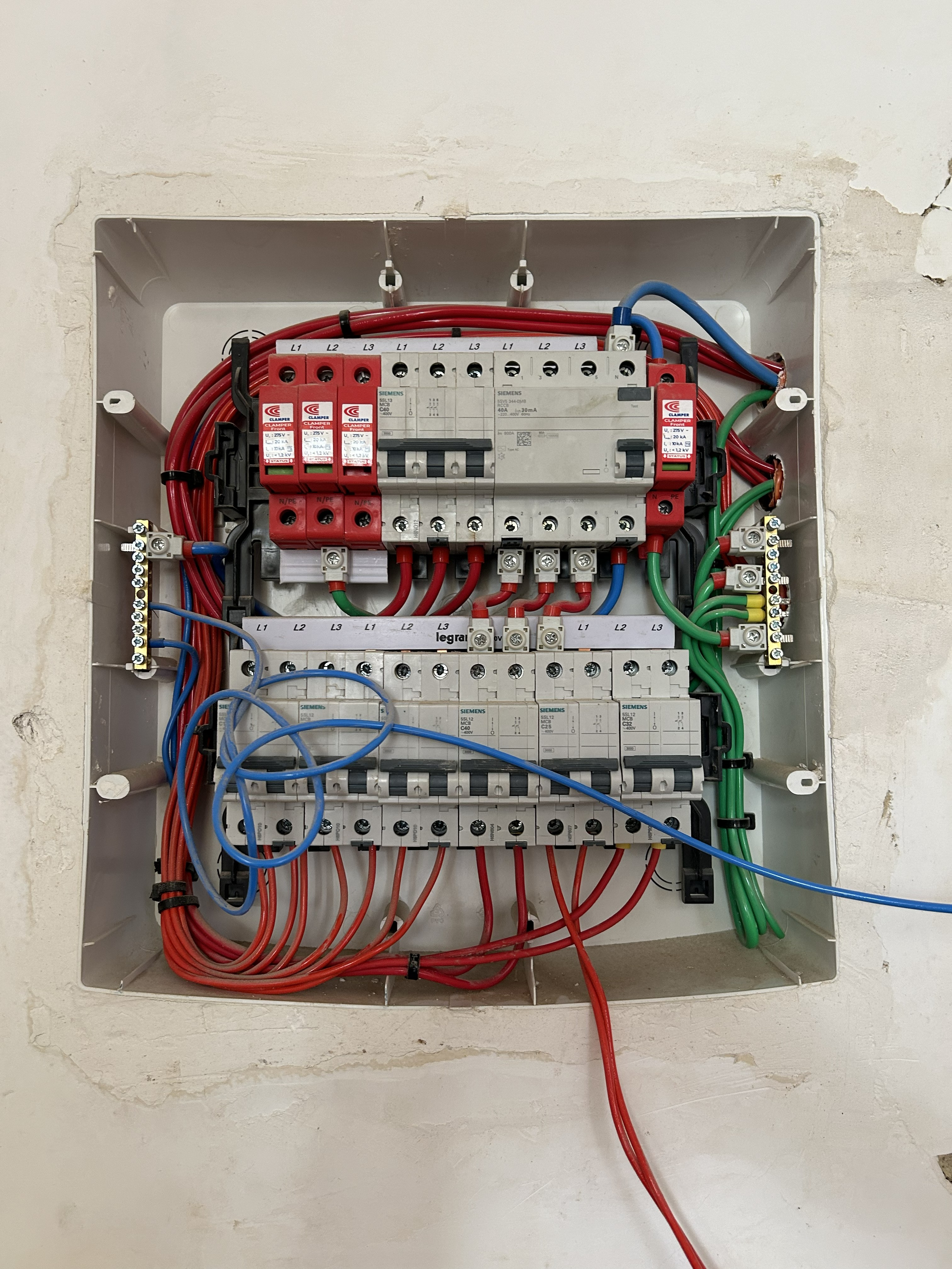 Quadro de distribuição trifásico embutido com DPS Clamper, IDR e disjuntores Siemens