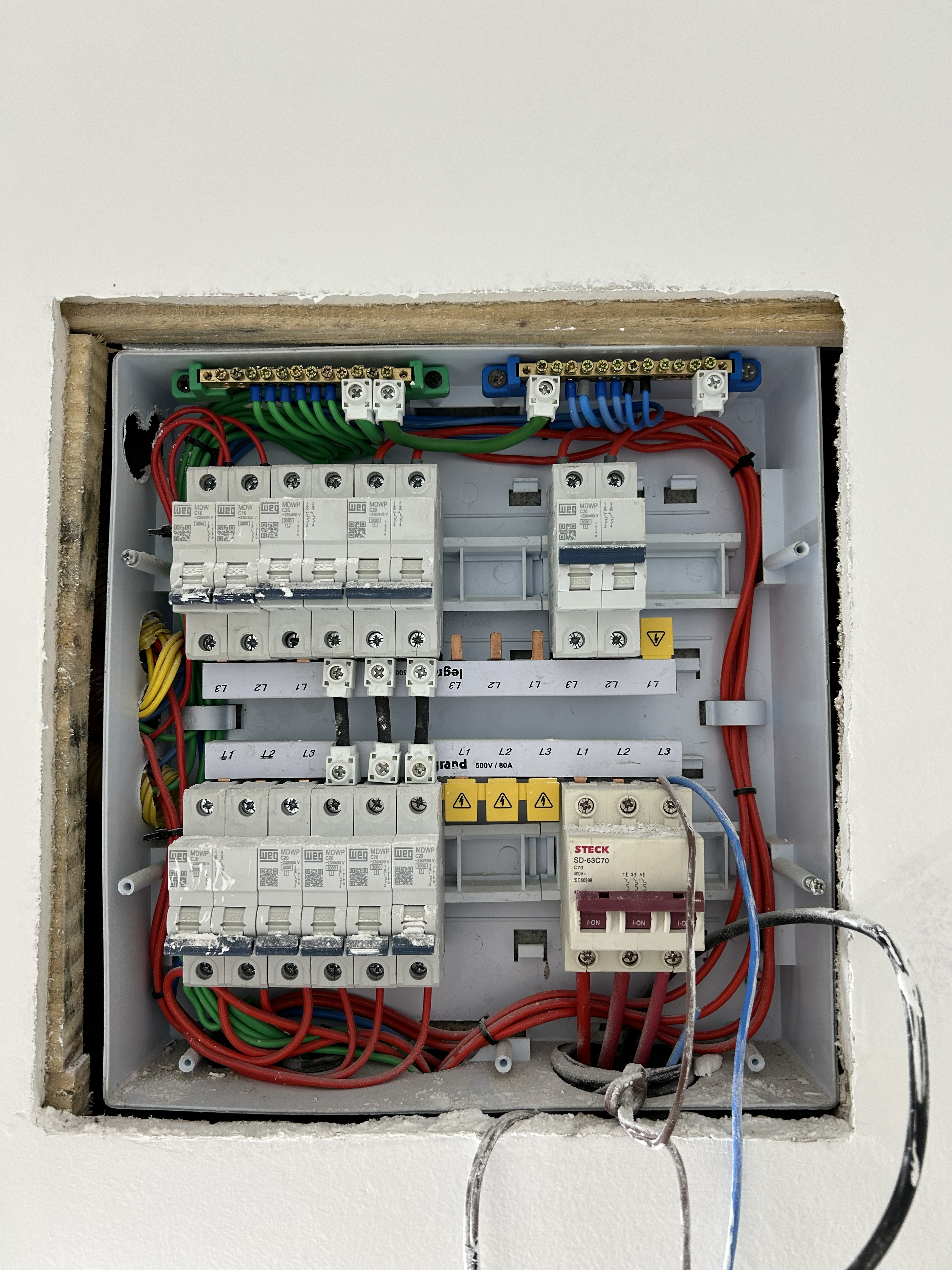 Montagem de QDC trifásico com disjuntores modulares WEG, disjuntor Steck 70A e barramento pente Legrand