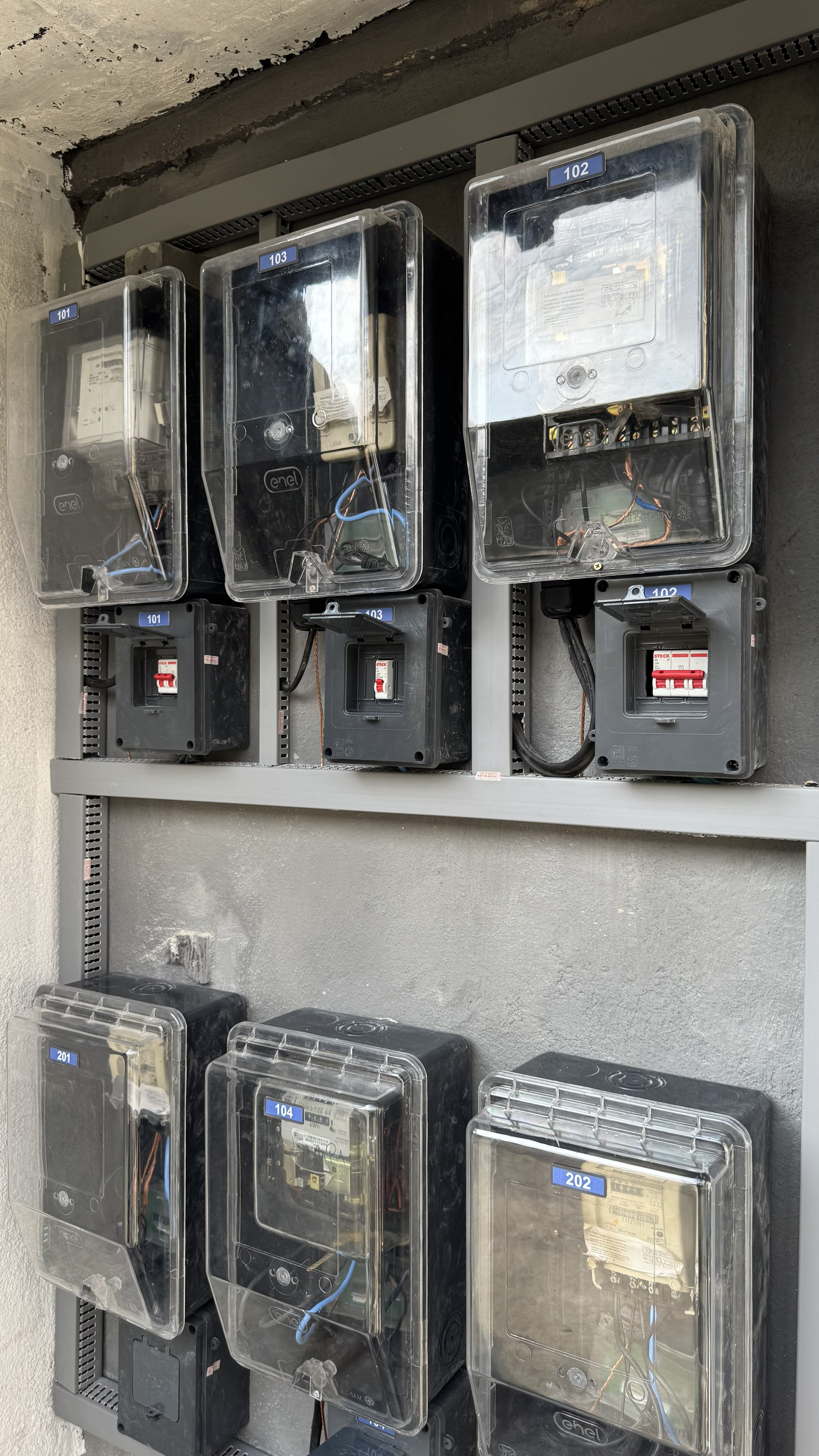 Infraestrutura elétrica em parede durante reforma