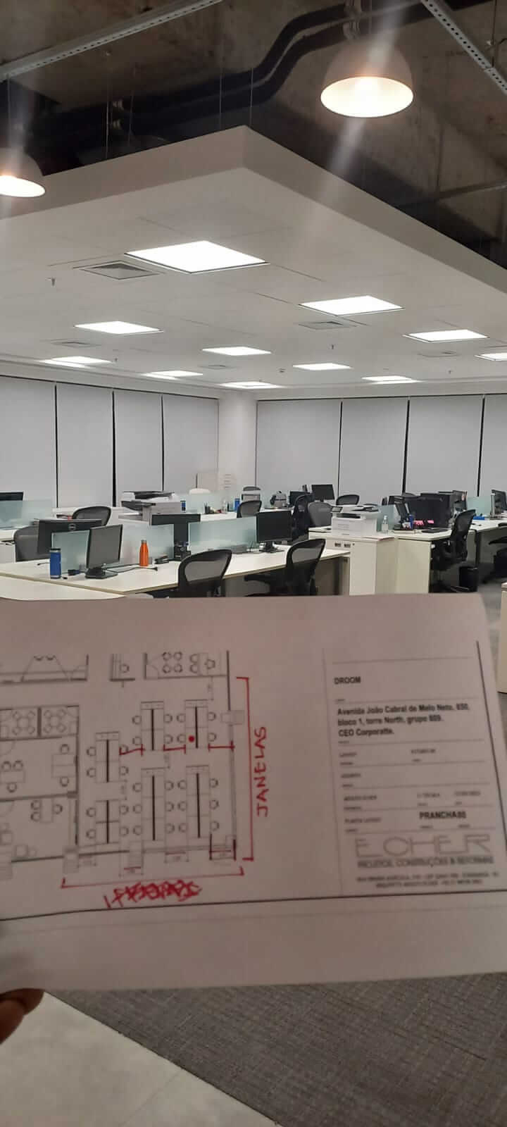 Serviço de relocação de mesas corporativas com circuitos de tomada e nobreak e manutenção elétrica