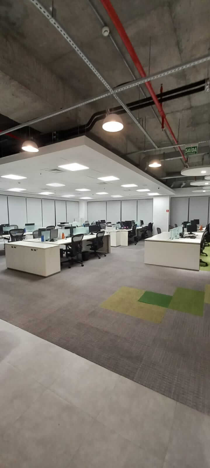 Serviço de relocação de mesas corporativas com circuitos de tomada e nobreak e manutenção elétrica